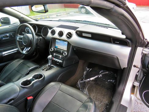 Used 2017 Ford Mustang Premium image 22