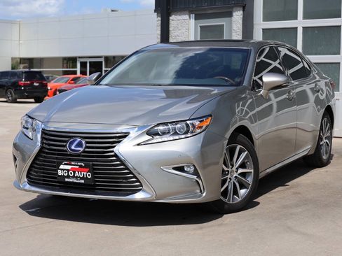 Used 2018 Lexus ES 300h w/ Navigation Package image 3