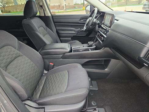 Used 2024 Nissan Pathfinder SV image 31