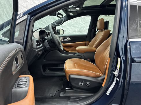 Certified 2025 Chrysler Pacifica Pinnacle w/ Trailer Tow Group AWD/4WD image 16