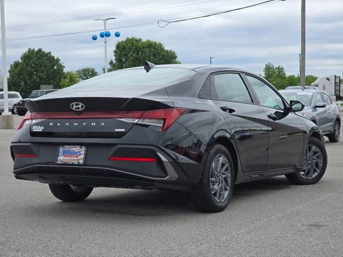 Used 2025 Hyundai Elantra Hybrid FWD image 8