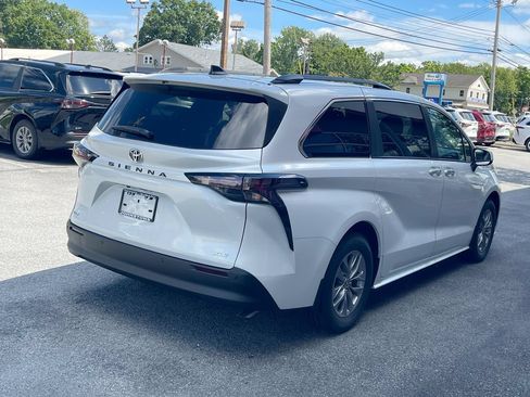 Used 2026 Toyota Sienna XLE FWD image 15