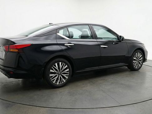 Used 2025 Nissan Altima 2.5 SV FWD image 9