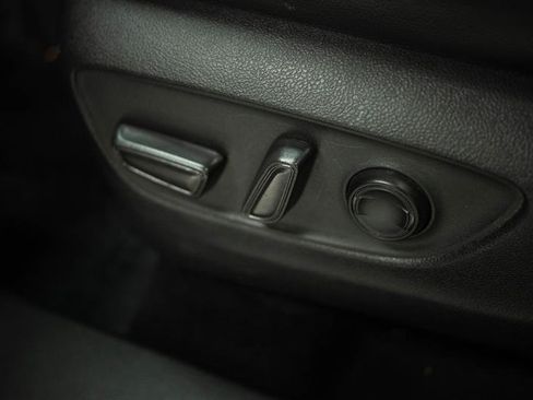 Used 2022 Toyota Highlander XLE FWD image 12