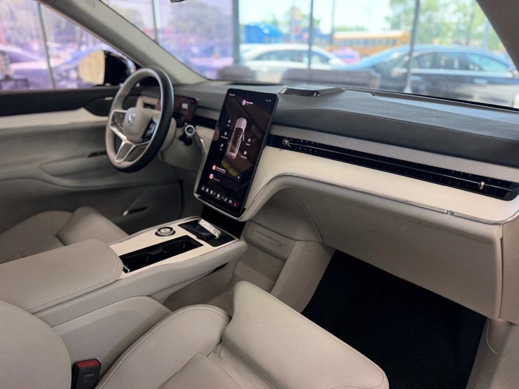Used 2025 Volvo EX90 Ultra AWD/4WD image 25