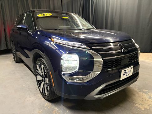 Used 2025 Mitsubishi Outlander SE FWD image 3