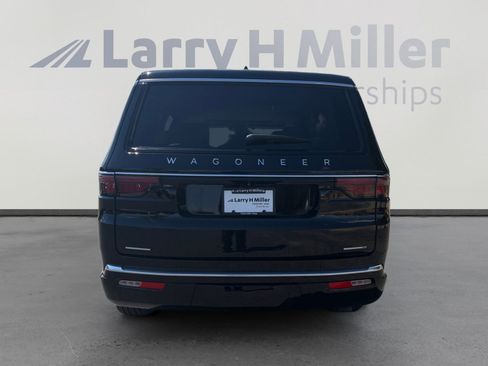 Used 2023 Jeep Wagoneer Series III w/ Premium Group I AWD/4WD image 4