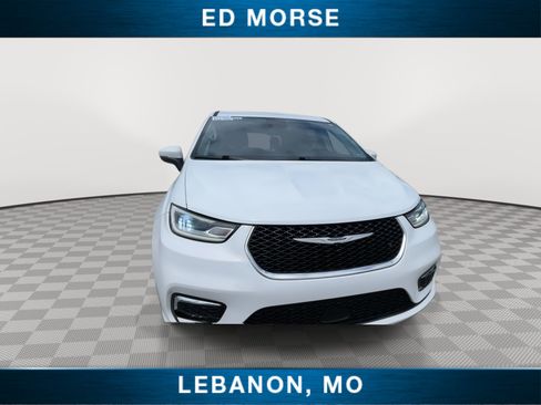 Used 2023 Chrysler Pacifica Touring-L FWD image 3