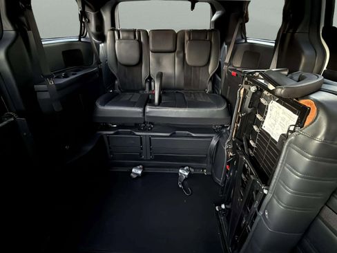 Used 2018 Dodge Grand Caravan SXT w/ Blacktop Package image 30