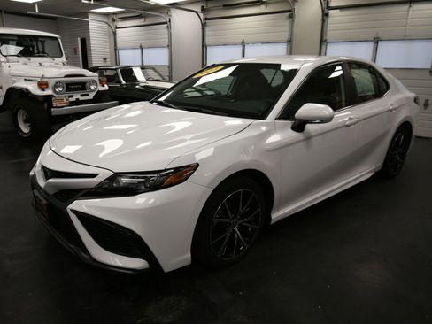 Certified 2024 Toyota Camry SE image 3