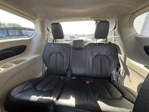 Used 2024 Chrysler Pacifica Touring-L image 26