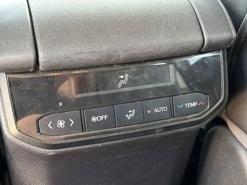 Used 2020 Toyota Highlander XLE FWD image 25
