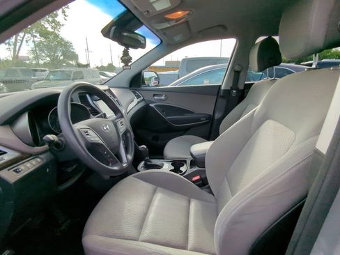 Used 2017 Hyundai Santa Fe SE w/ Cargo Package AWD/4WD image 6
