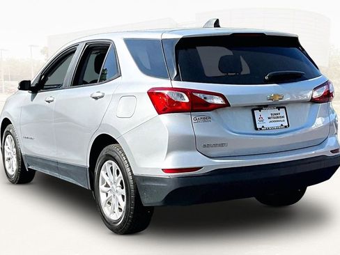 Used 2021 Chevrolet Equinox LS w/ LS Convenience Package FWD image 4