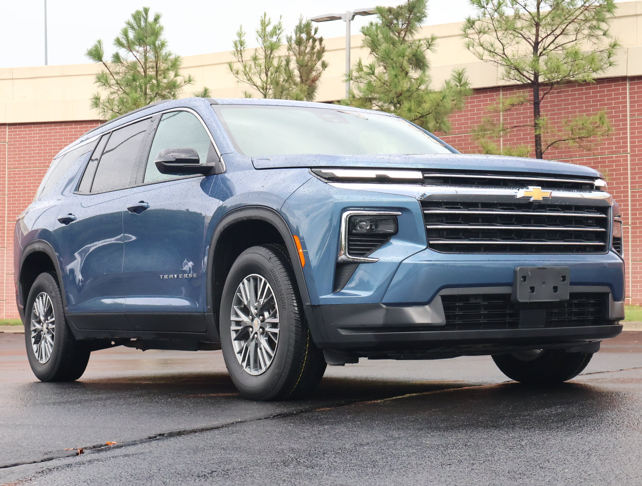 Used 2025 Chevrolet Traverse LT AWD/4WD image 1