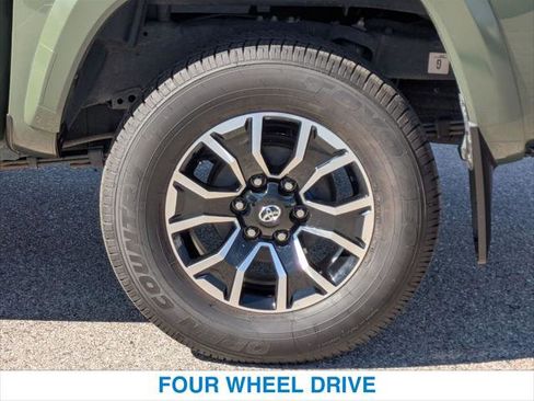 Used 2022 Toyota Tacoma TRD Sport w/ Technology Package image 11