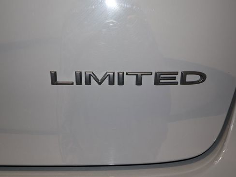 Used 2025 Chrysler Pacifica Limited image 35
