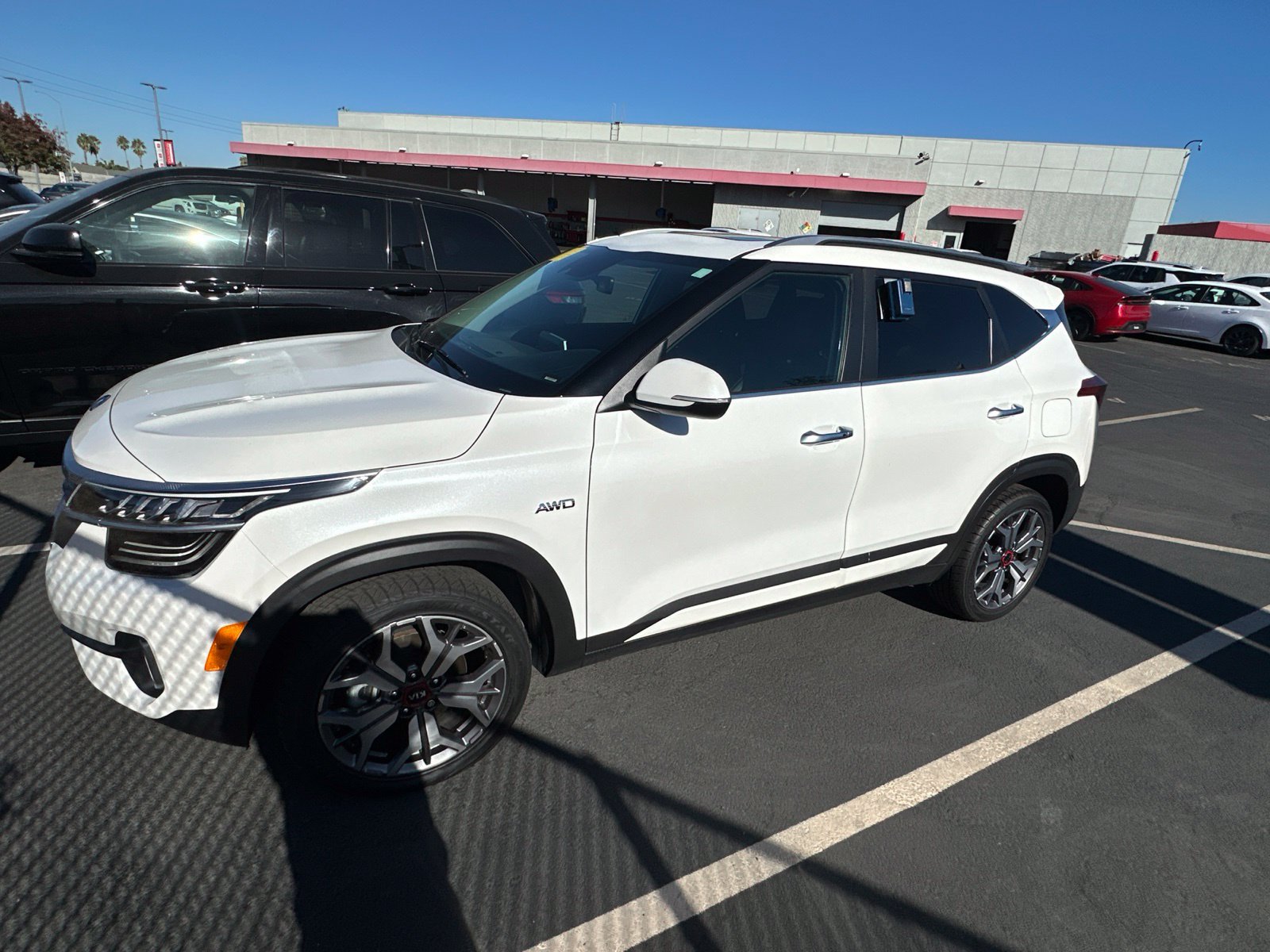 Used 2021 Kia Seltos SX w/ SX Sunroof Package AWD/4WD image 2
