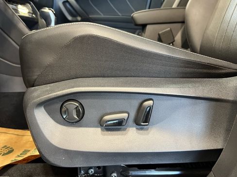 Used 2022 Volkswagen Tiguan SE image 14