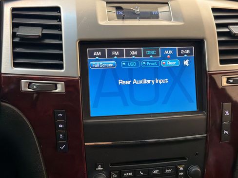 Used 2011 Cadillac Escalade Luxury AWD/4WD image 20