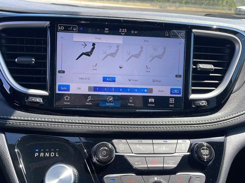 New 2026 Chrysler Pacifica Select FWD image 17