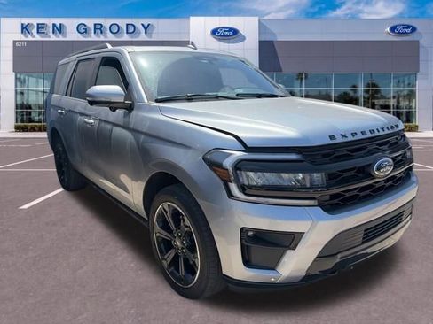 Used 2023 Ford Expedition Limited AWD/4WD image 3