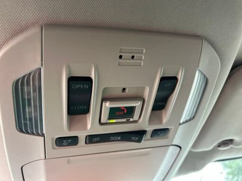 Used 2021 Toyota Highlander XLE AWD/4WD image 26