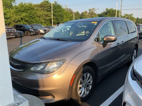 Used 2017 Chrysler Pacifica Touring w/ Tire & Wheel Group FWD image 11