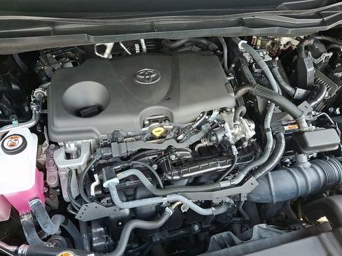 Used 2024 Toyota Sienna XLE FWD image 28