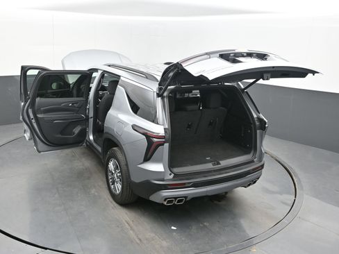 Used 2025 Chevrolet Traverse LT image 41