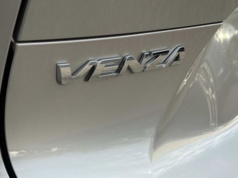 Used 2024 Toyota Venza LE AWD/4WD image 29