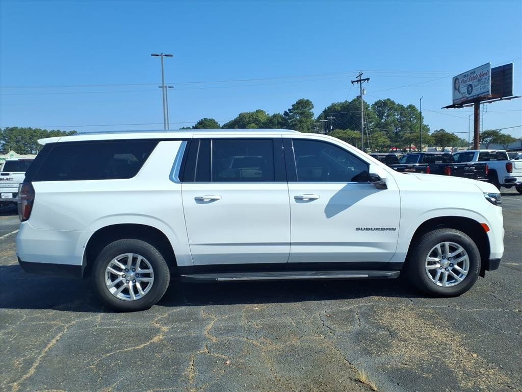 Used 2022 Chevrolet Suburban LT w/ Luxury Package AWD/4WD image 3