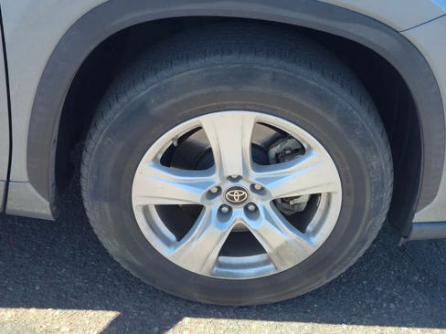 Used 2021 Toyota Highlander LE FWD image 11