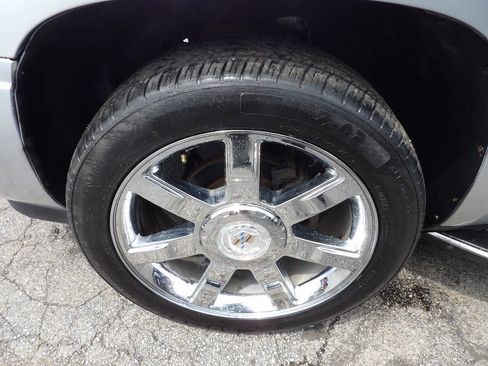 Used 2011 Cadillac Escalade Luxury AWD/4WD image 5