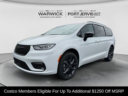 New 2026 Chrysler Pacifica Select w/ S Appearance Package