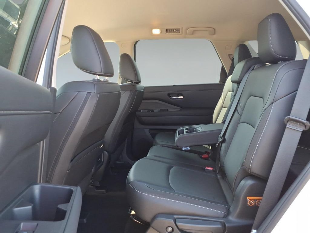 Used 2025 Nissan Pathfinder SL FWD image 12