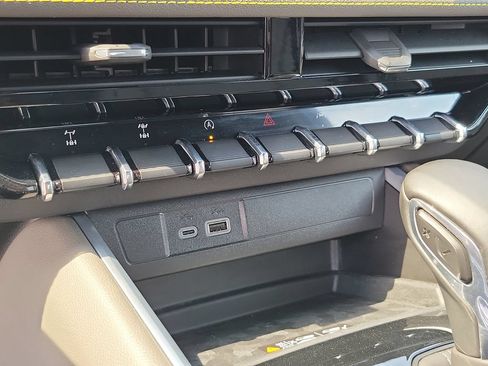 Used 2025 Chevrolet Colorado ZR2 w/ Technology Package AWD/4WD image 26