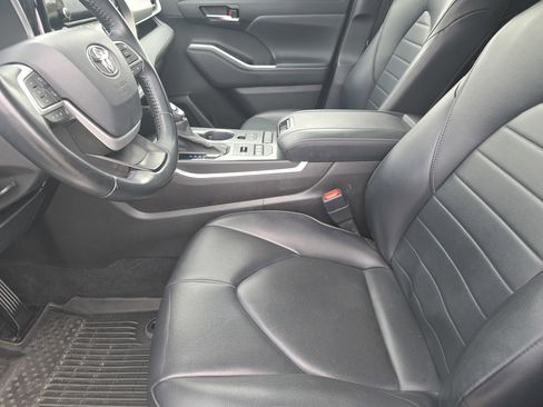 Used 2022 Toyota Highlander XLE image 9