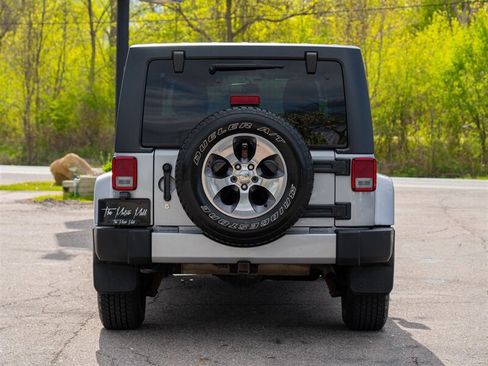 Used 2016 Jeep Wrangler Unlimited Sahara w/ Dual Top Group AWD/4WD image 6