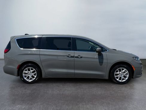 Used 2023 Chrysler Pacifica Touring-L FWD image 2