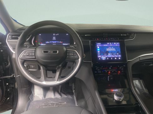 Used 2023 Jeep Grand Cherokee Laredo w/ Luxury Tech Group I AWD/4WD image 17