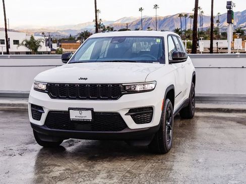 New 2025 Jeep Grand Cherokee Altitude image 4