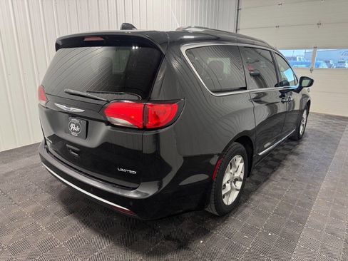 Used 2019 Chrysler Pacifica Limited image 3