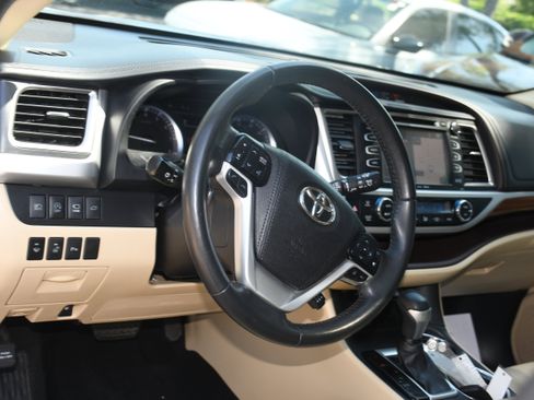 Used 2019 Toyota Highlander Limited Platinum image 9