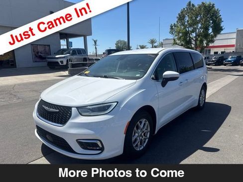 Used 2023 Chrysler Pacifica Touring-L FWD image 1