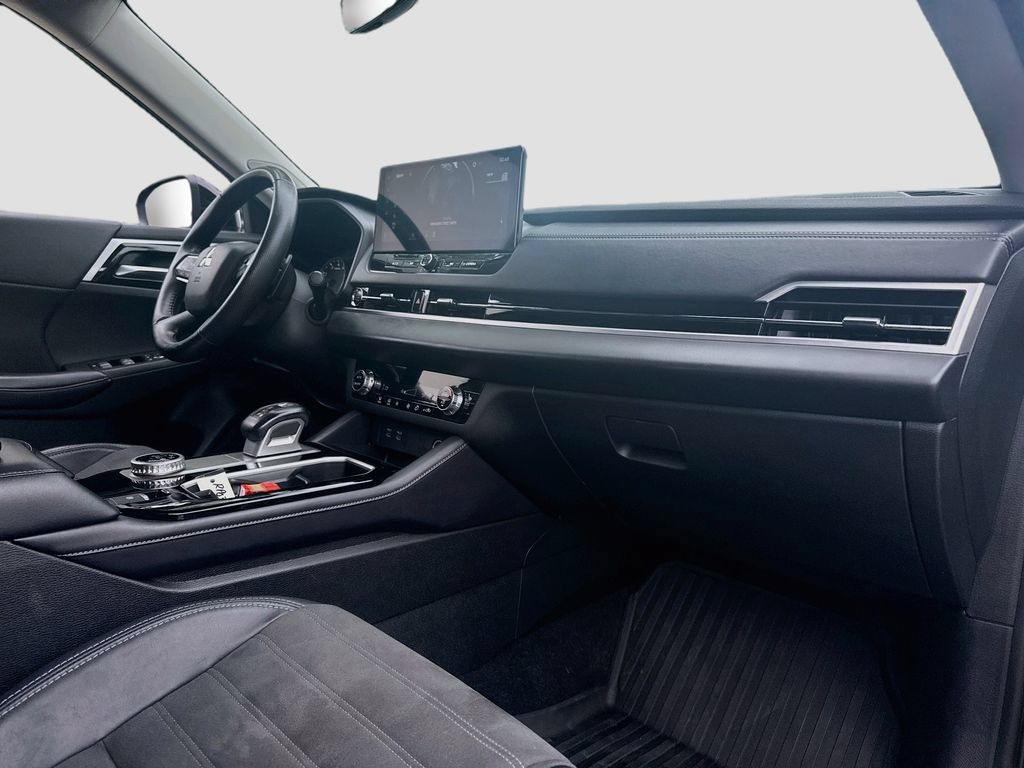 Used 2025 Mitsubishi Outlander SE FWD image 33