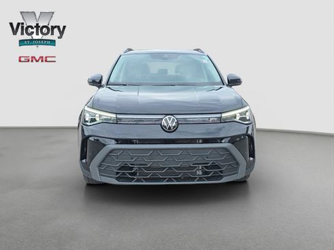 Used 2025 Volkswagen Taos SE w/ Taos MDO Package FWD image 2