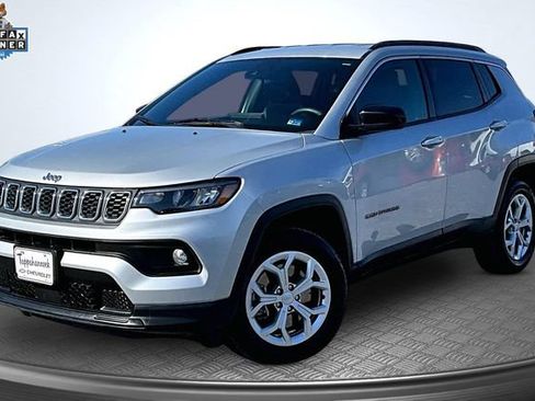 Used 2024 Jeep Compass Latitude AWD/4WD image 1