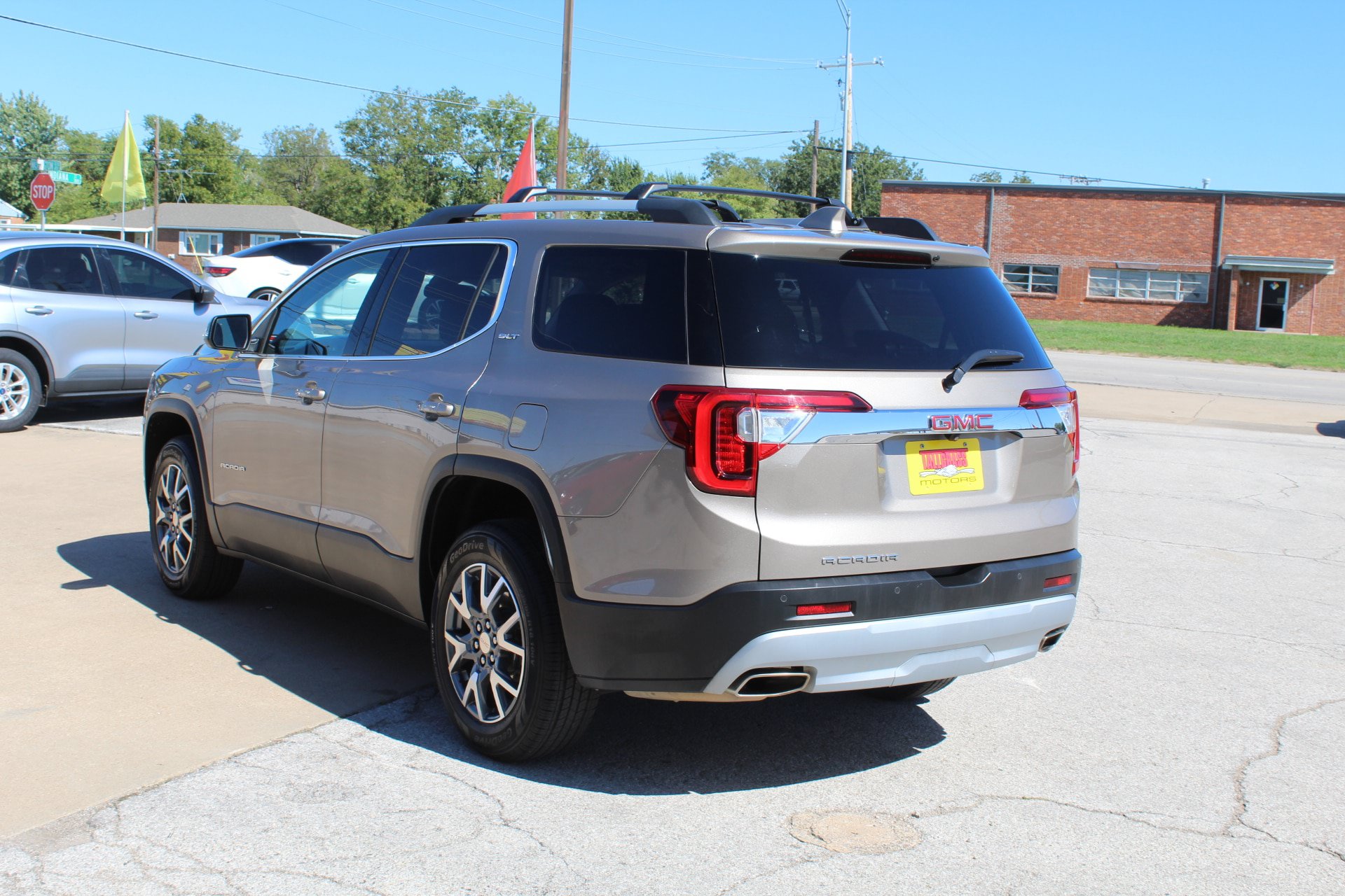 Used 2023 GMC Acadia SLT FWD image 7