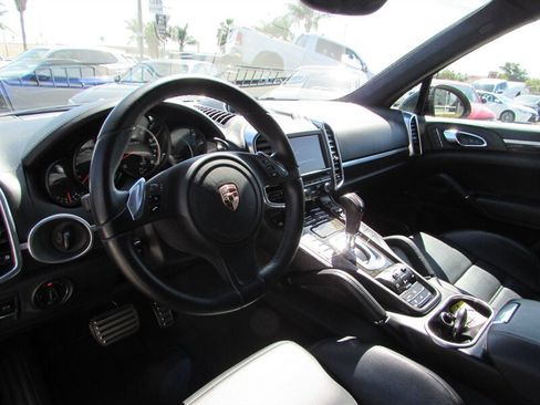 Used 2013 Porsche Cayenne Turbo AWD/4WD image 9